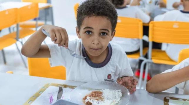Makan siang gratis di sekolahan Brasil. Foto: Viva.co.id 