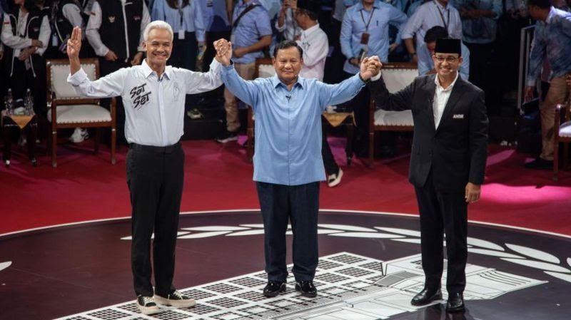 Capres nomor urut satu Anies Baswedan (kanan), Capres nomor urut dua Prabowo Subianto (tengah), Capres nomor urut tiga Ganjar Pranowo (kiri) beradu gagasan dalam debat perdana. Foto: Repro Getty Images