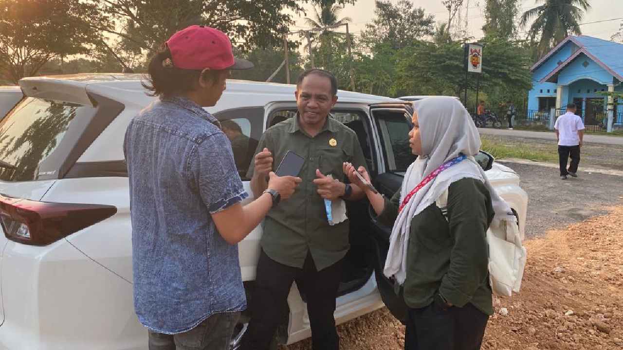 Kordiv Hukum Pencegahan, Partisipasi Masyarakat dan Humas Bawaslu Muna Barat, La Ode Muhammad Karman saat ditemui oleh awak media. Foto: Ist.