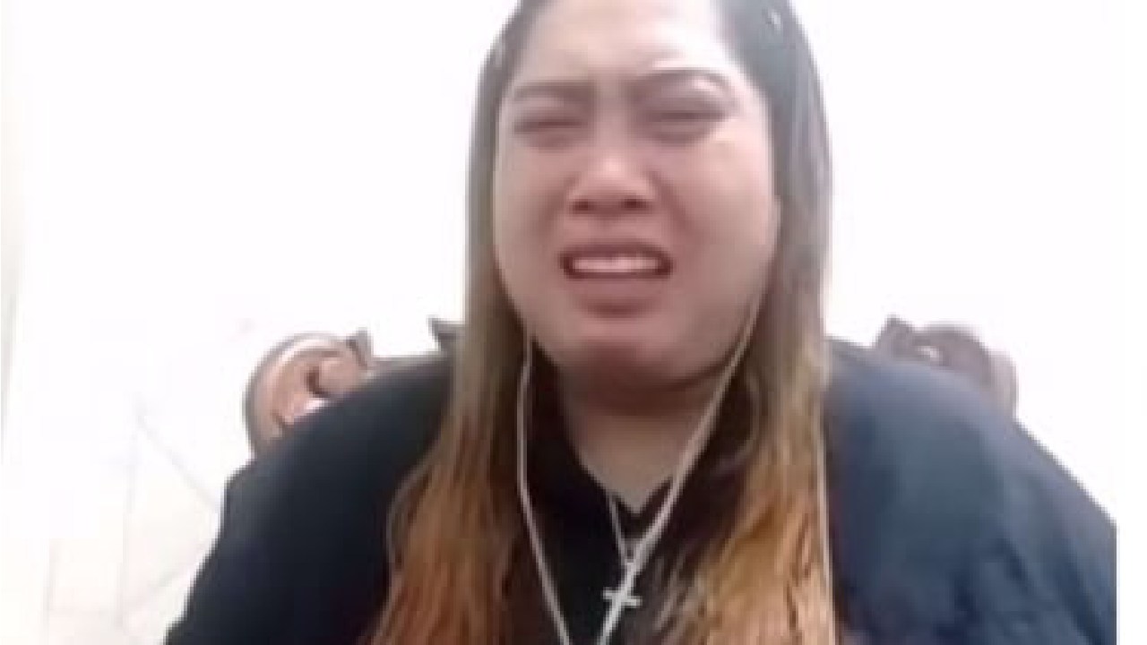 Seorang wanita asal Jember, Jawa Timur yang tidak menyebutkan namanya itu bercerita soal kepindahan agamanya. Dalam unggahan video di kanal YouTube Layar Kesaksian, ia mengaku terlahir dari keluarga muslim. Foto: Viva.co.id 