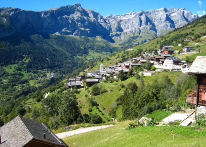 Albinen adalah sebuah kota yang letaknya berada di wilayah dekat Leukerbad, Valais, Swiss. Kota ini juga terletak di dekat Gunung Alpen menawarkan bagi siapapun yang ingin tinggal diwilayahnya selama 10 tahun. Foto: Detik.com