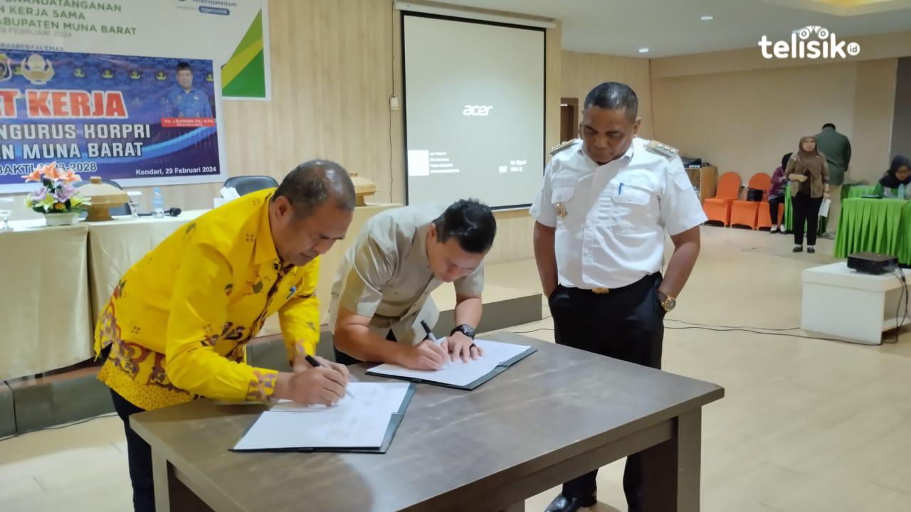 Penandatanganan perjanjian kerjasama antar ketua Korpri Muna Barat dan BPJS Ketenagakerjaan Sulawesi Tenggara yang disaksikan langsung oleh Pj Bupati Muna Barat. Foto: Putri Wulandari/Telisik