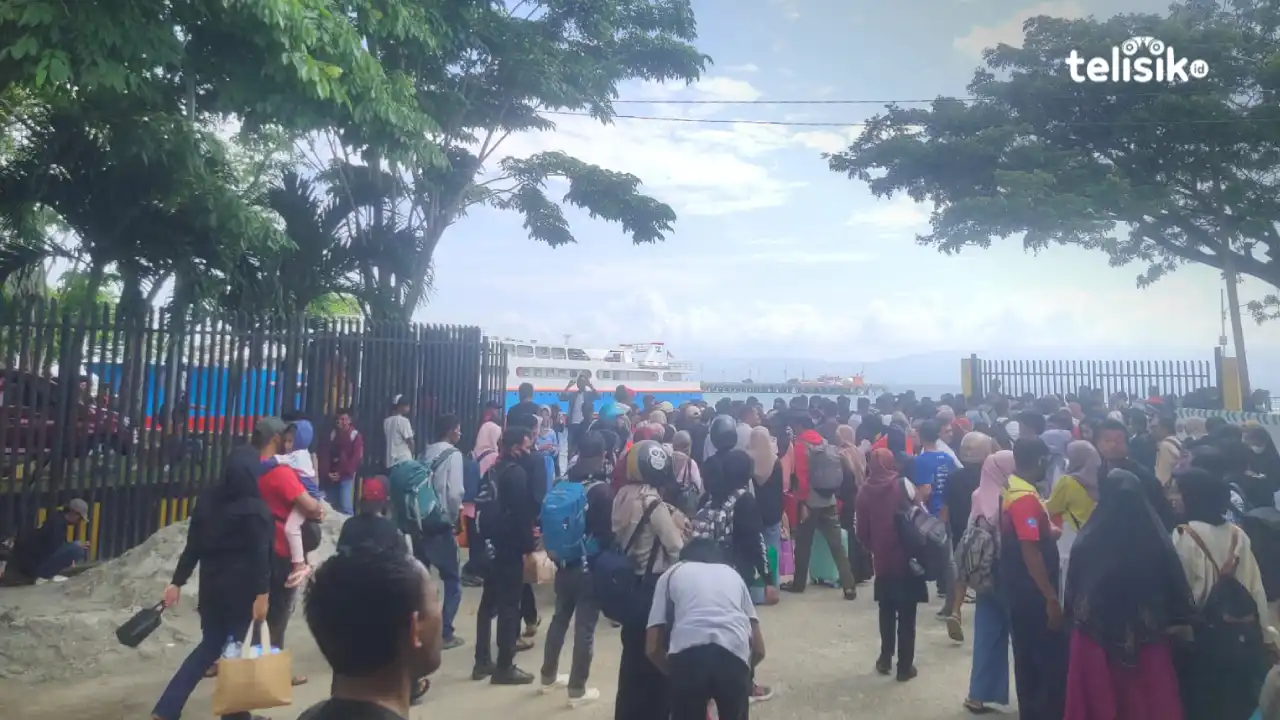 Ratusan penumpang padati pelabuhan Raha-Kendari. Foto: Erni Yanti/Telisik