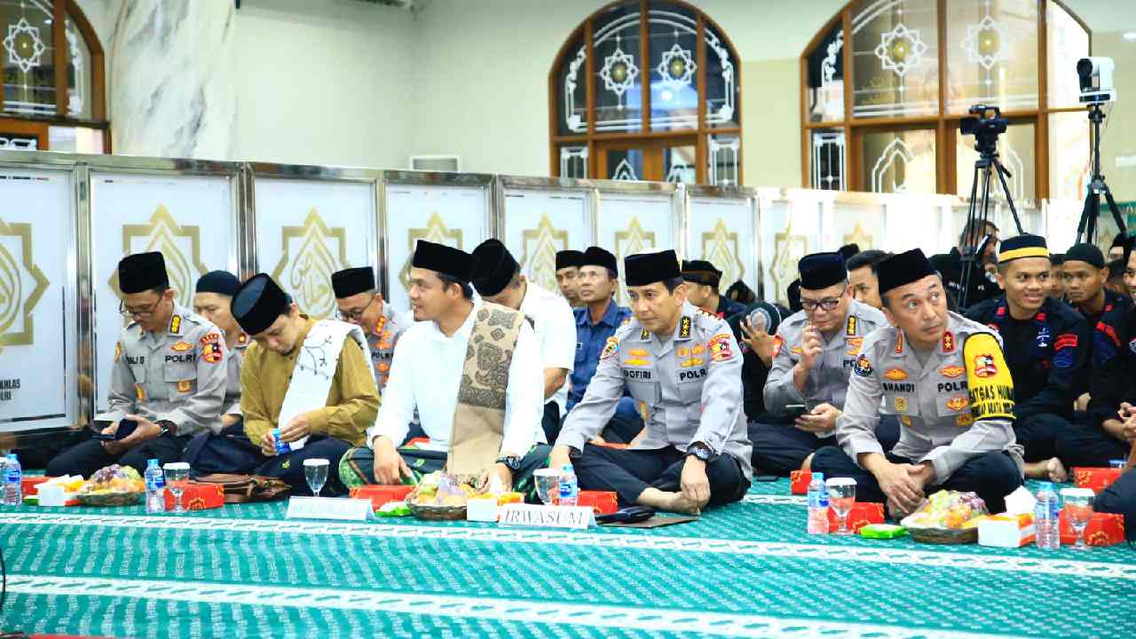 Suasana penuh hikmat, saat personel bhayangkara merayakan Isra Mi'raj. Foto: Ist.