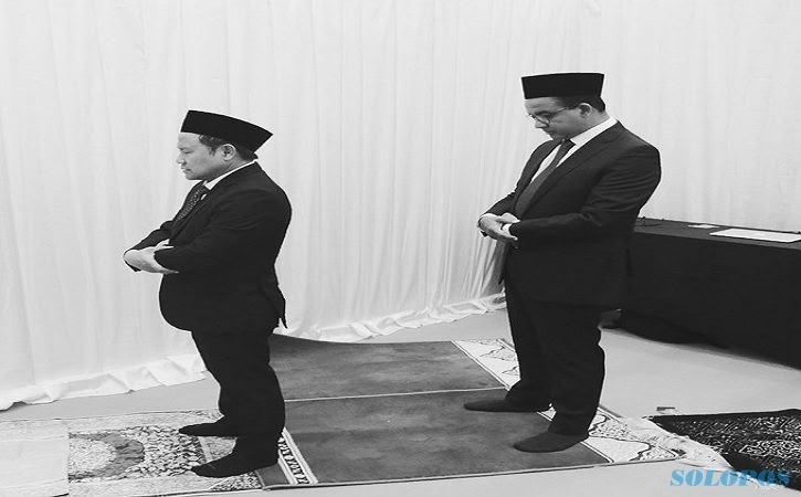 Beberapa hari ini beredar foto paslon 01 Anies Baswedan-Muhaimin Iskandar (AMIN) sedang salat berjamaah. Foto tersebut diambil beberapa jam sebelum debat kelima Pilpres 2024. Foto: Solopos.com 
