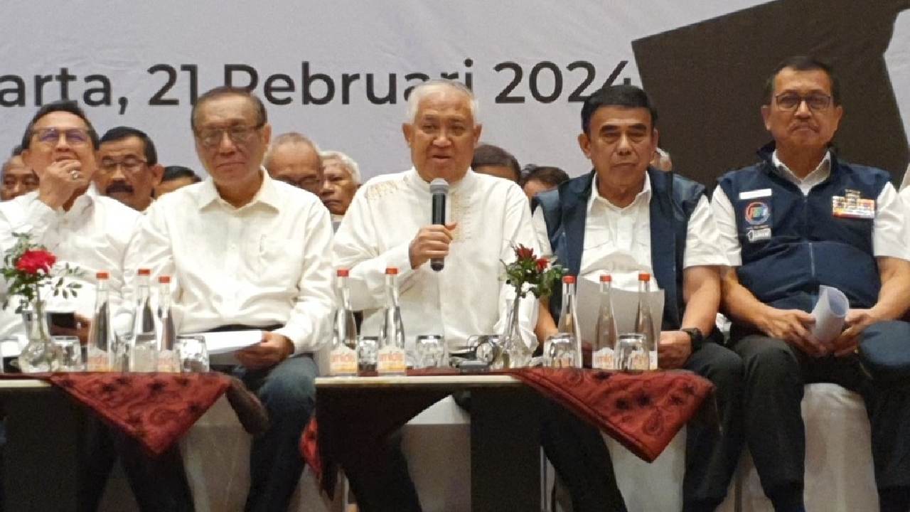 Din Syamsuddin (tengah) bersama ratusan tokoh nasional lainnya saat menyampaikan pernyataan sikap terkait hasil Pemilu dan Pilpres 2024 di Hotel Sultan, Jakarta, Rabu (21/2/2024). Foto: Ist.