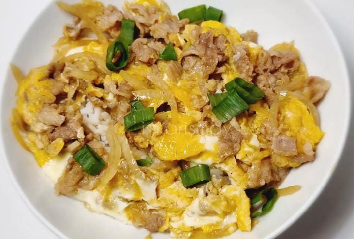 Masakan juga bisa menjadi kunci keluarga bahagia lho, salah satu resep sederhana yang bisa Anda sajikan adalah Tanindon. Foto: Cookpad.com