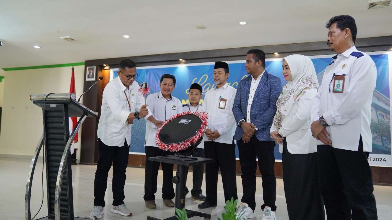 Rektor IAIN Kendari, Prof. Dr. Husain Insawan, M.Ag memukul gong tanda peresmian launching pelaksanaan Merdeka Belajar Kampus Merdeka (MBKM). Foto: Humas IAIN Kendari