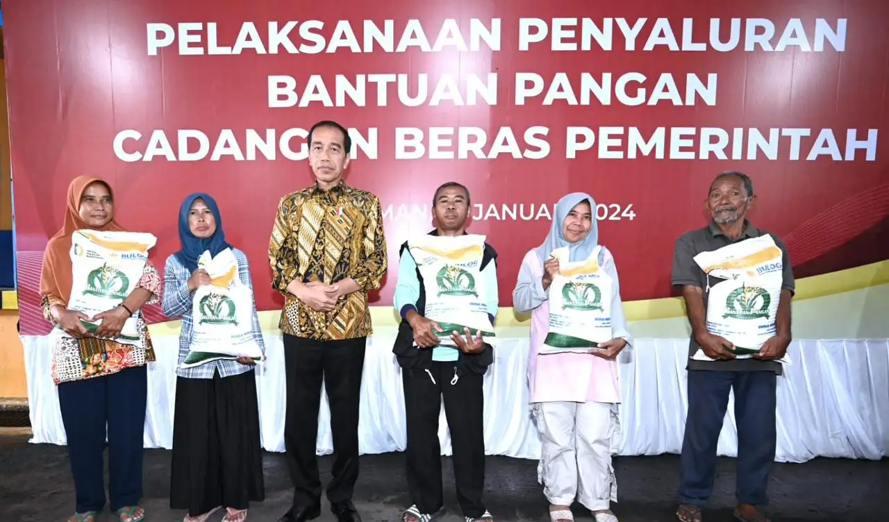 Presiden Joko Widodo saat menyerahkan bantuan pangan cadangan beras pemerintah (CBP) di Gudang Bulog Purwomartani, Kabupaten Sleman, DI Yogyakarta, 29 Januari 2024. Foto: BPMI Sekretariat Presiden