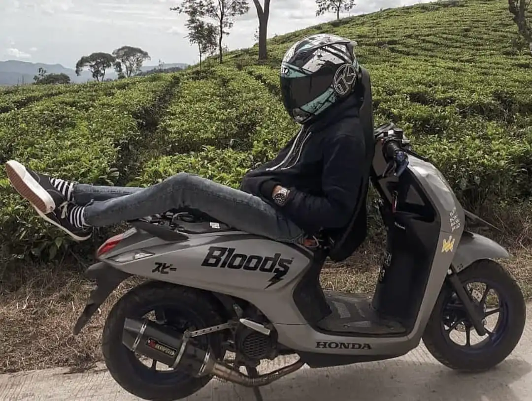 Tampilan Honda Genio, saat digunakan untuk berpose dan berkendara. Foto: Repro Instagram @fadliaf11