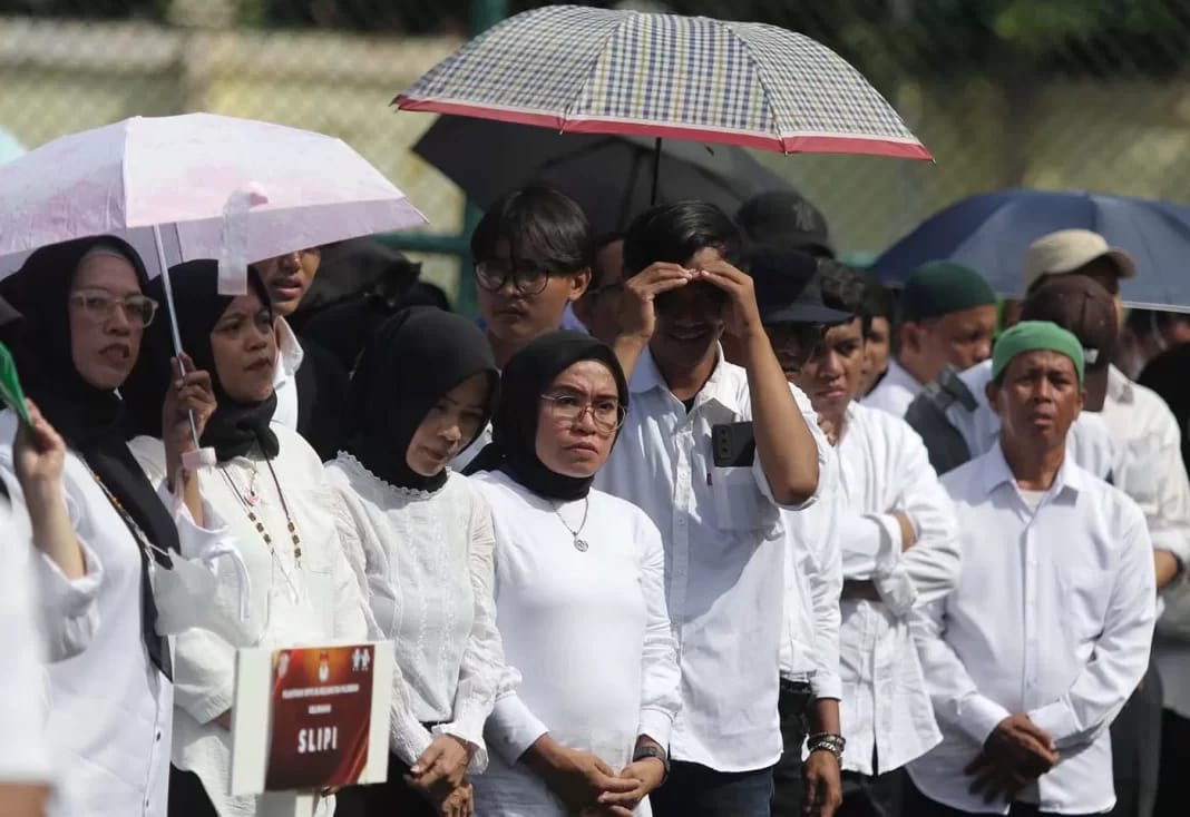 Sejumlah anggota Kelompok Penyelenggara Pemungutan Suara (KPPS) sedang menjalani pelantikan. Foto: Repro Batampos
