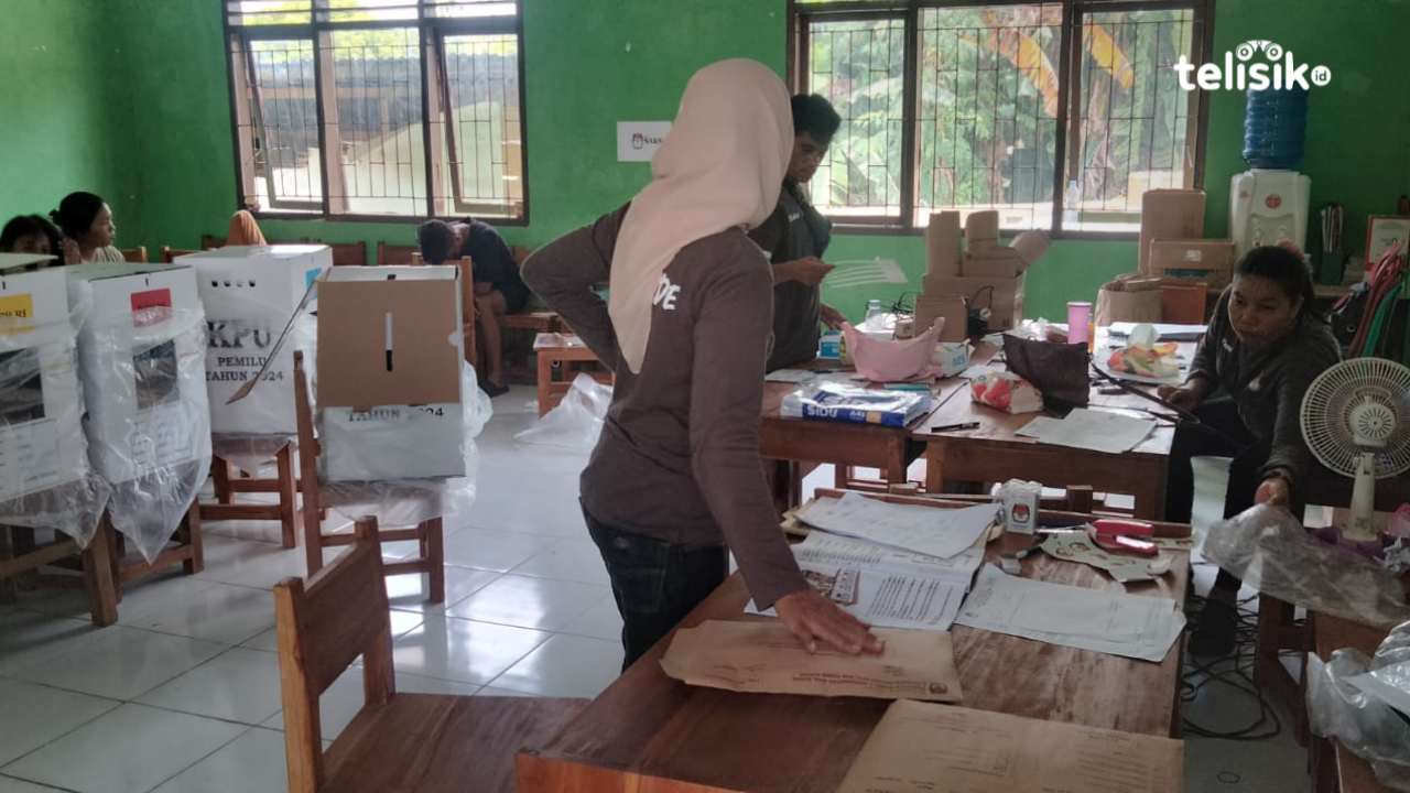 Petugas KPPS sedang menyelesaikan tugasnya di TPS. Foto:  Sunaryo/Telisik
