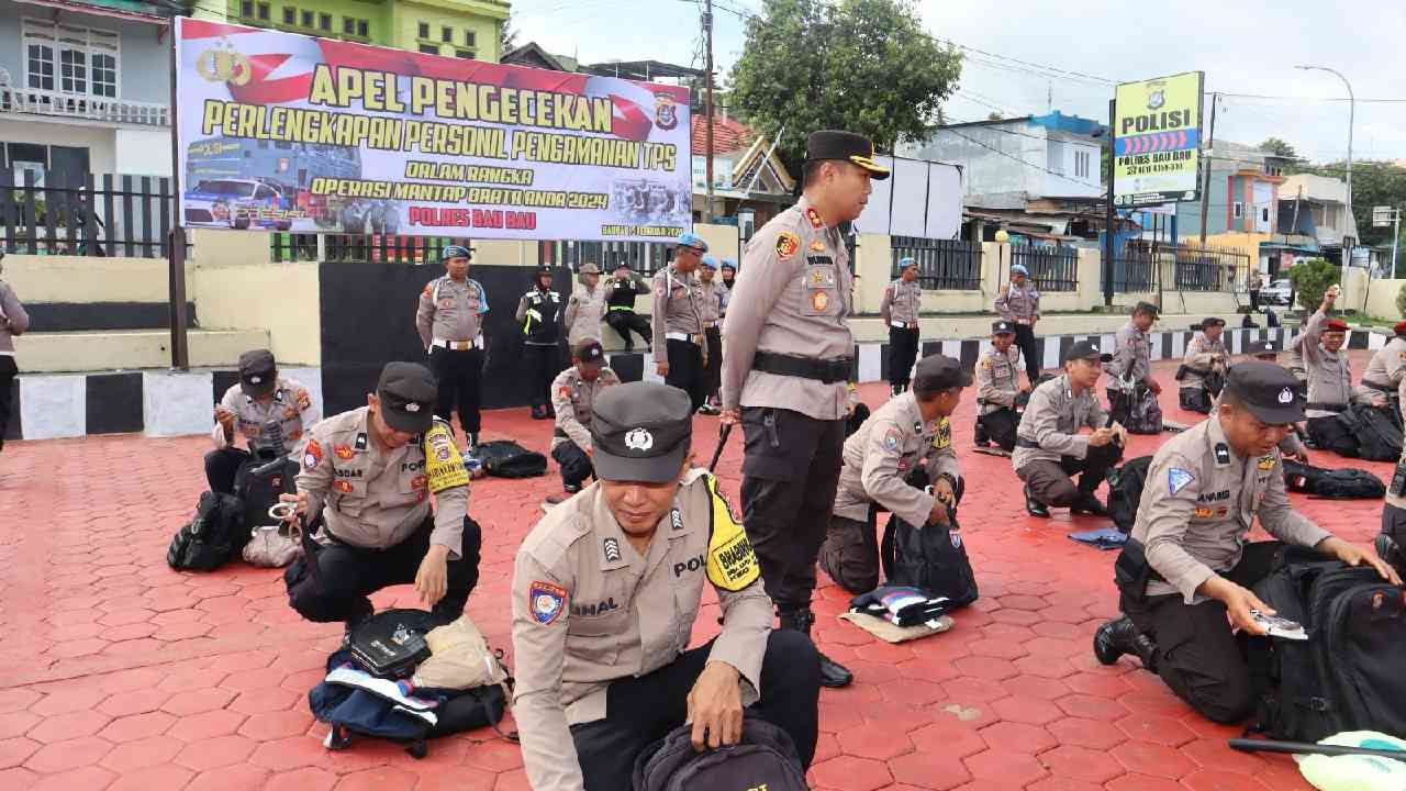Pengecekan kesiapan peralatan pengamanan yang berlangsung di  Lapangan Polres Baubau. Foto: Ist.