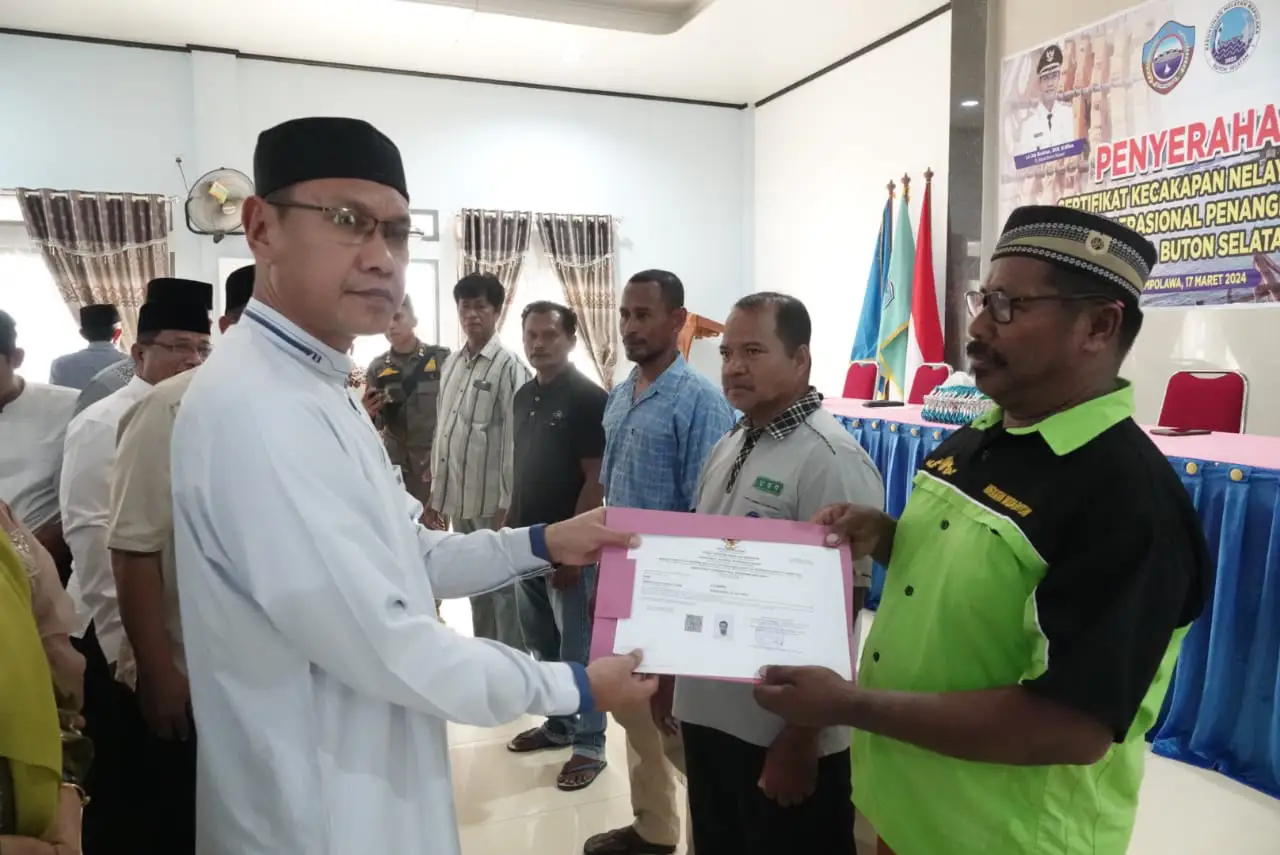 Penyerahan Sertifikat Kecakapan Nelayan (SKN) dan Sertifikat Operasi Penangkapan Ikan (SOPI) oleh Pj Bupati Buton Selatan La Ode Budiman kepada nelayan Desa Bahari. Foto: Ist.