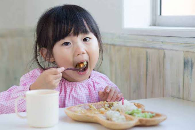 Memilihkan menu makanan tertentu menjadi salah satu cara untuk membuat anak cepat bicara. Foto: Repro ibudanbalita.com