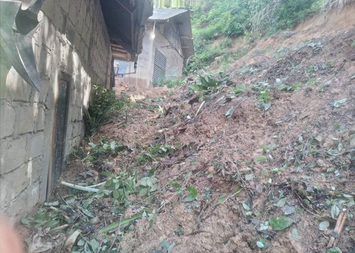 Salah satu rumah warga Kelurahan Gunung Jati yang tertimpa longsoran pasca hujan yang mengguyur Kota Kendari, Rabu (13/3/2024). Foto: Ist.