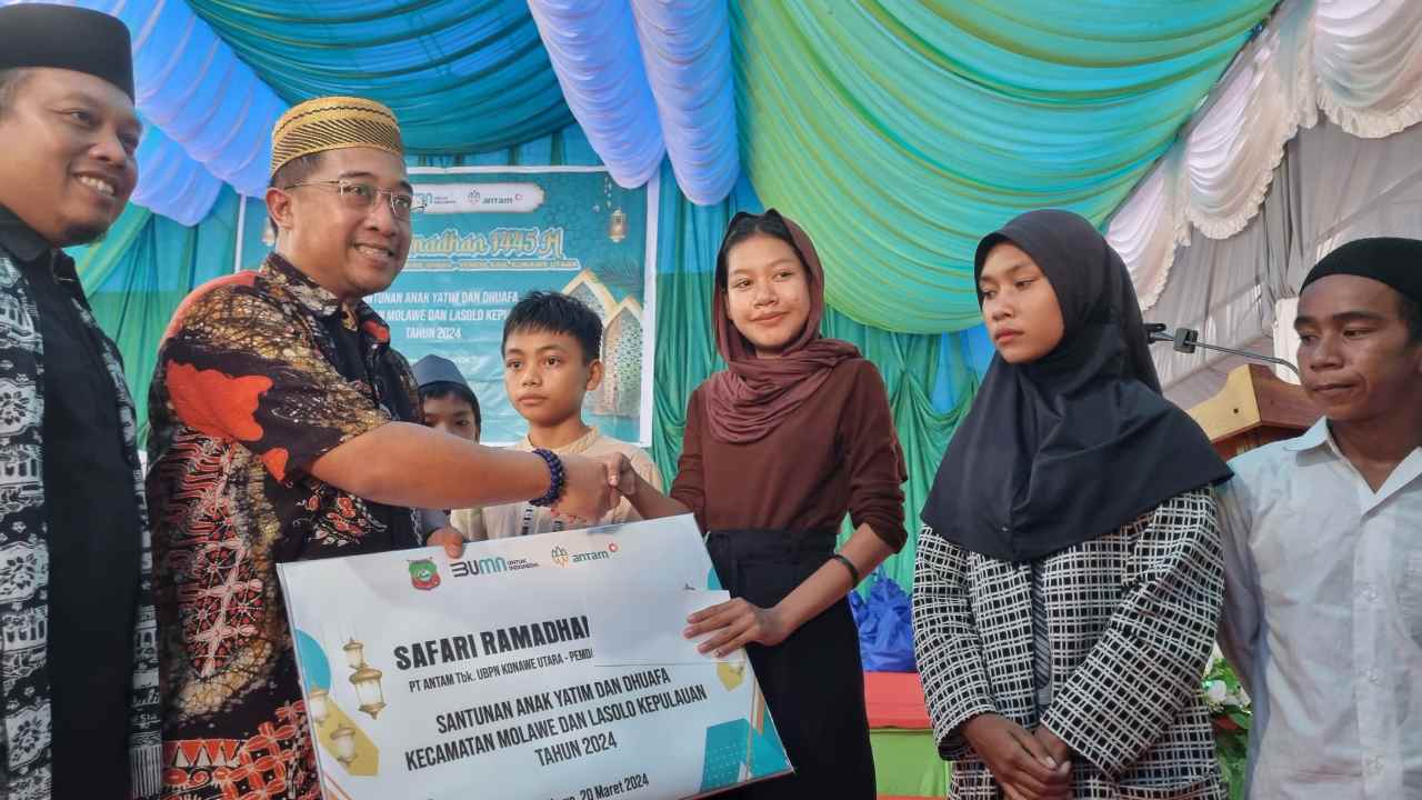 Penyerahan bantuan sembako dan bansos oleh PT Antam Tbk. Foto: Ist.