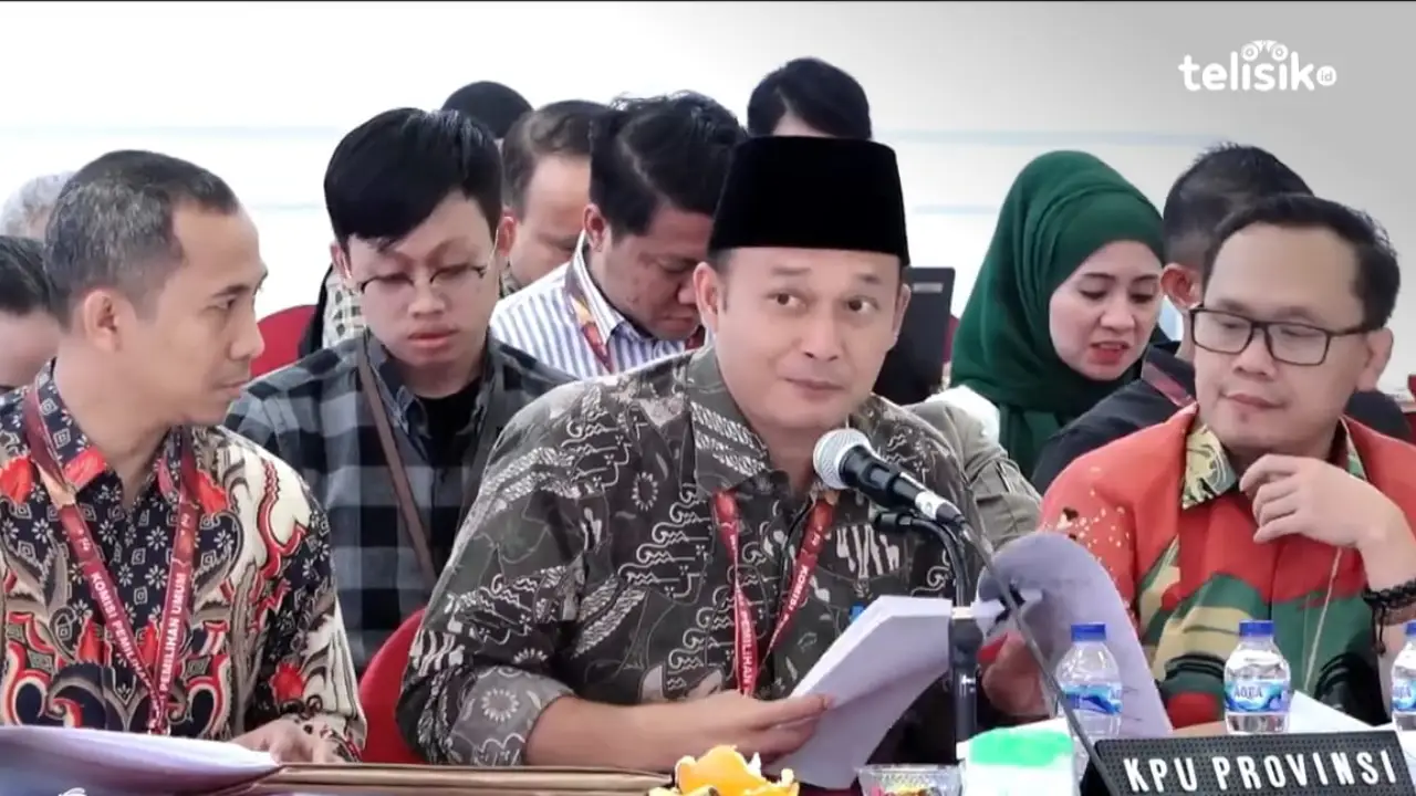 Ketua KPU Provinsi Jawa Tengah, Handi Tri Ujiono (tengah), membacakan rekapitulasi hasil perolehan suara Pemilu 2024 di kantor KPU RI, Jakarta, Senin (11/3/2024) malam. Foto: Mustaqim/Telisik