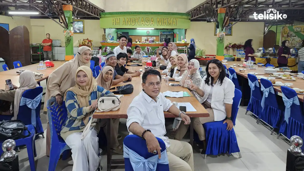 Tim Telisik.id saat rapat evaluasi progres dirangkaikan dengan buka puasa bersama di Rumah Makan Angkasa Nikmat. Foto: Telisik.id