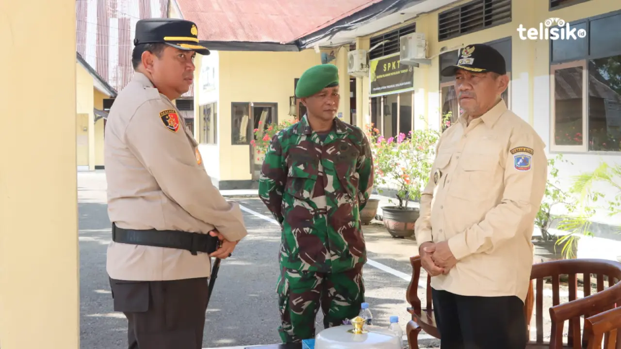 Plt Bupati Muna, Bachrun Labuta bersama Kapolres, AKBP Mulkaifin usai apel gelar pasukan keselamatan anoa. Foto: Sunaryo/Telisik