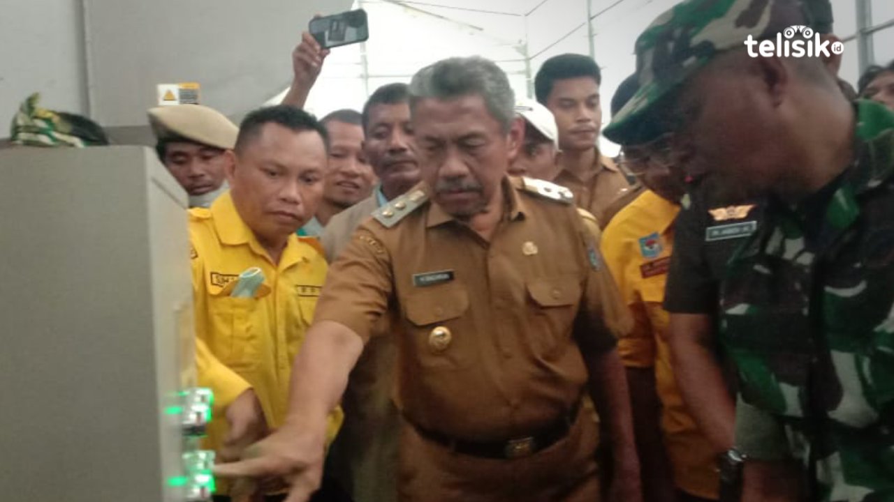 Plt Bupati Muna, Bachrun Labuta saat melaunching pengoperasian pabrik jagung. Foto: Sunaryo/Telisik