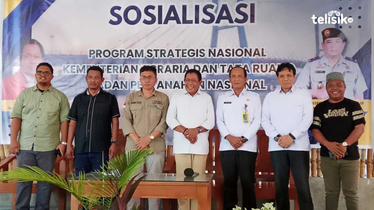 Anggota DPR RI Ir Hugua,  Kepala BPN Kota Kendari, Jejeran mewakili Pj Wali Kota Kendari dan Kanwil BPN Sulawesi Tenggara, usai membawakan materi sosialisasi. Foto: Erni Yanti/Telisik