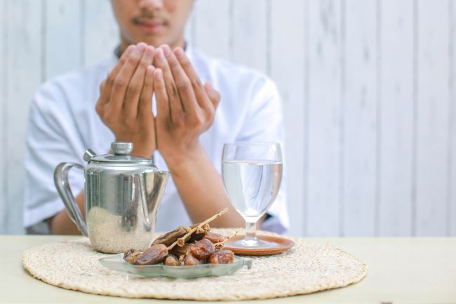 Diet saat menjalani ibadah puasa di bulan Ramadan bisa dilakukan dengan cara tertentu. Foto: Repro alodokter/Freepik