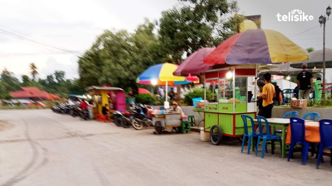 Lapak-lapak pedagang takjil di perbatasan Kota Kendari-Konawe Selatan yang menyajikan berbagai macam minuman hingga makanan. Foto: Indah Saputri/Telisik