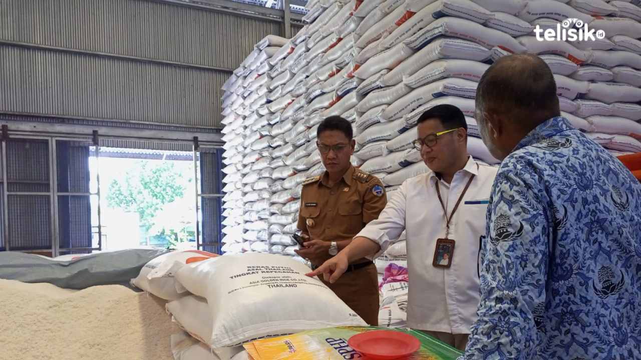 Pj Bupati Buton Selatan, La Ode Budiman Beserta Jajarannya Bersama Kepala Bulog Baubau, Muhammad Akbar Said Memeriksa Persediaan Barang Jelang Hari Raya Idul Fitri 1445 H. Foto: Ali Iskandar Majid/Telisik