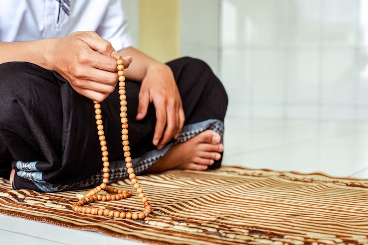 Ada baiknya umat Islam memperbanyak amalan sunah selama di bulan Ramadhan. Foto: Repro freepik.com/garakta_studio