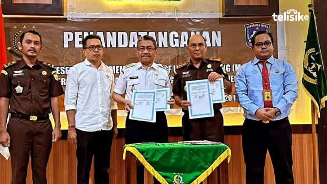 Plt Bupati Muna, Bachrun Labuta bersama Kajari Muna, Robin Abdi Ketaren usai meneken MoU bidang Datun. Foto: Sunaryo/Telisik