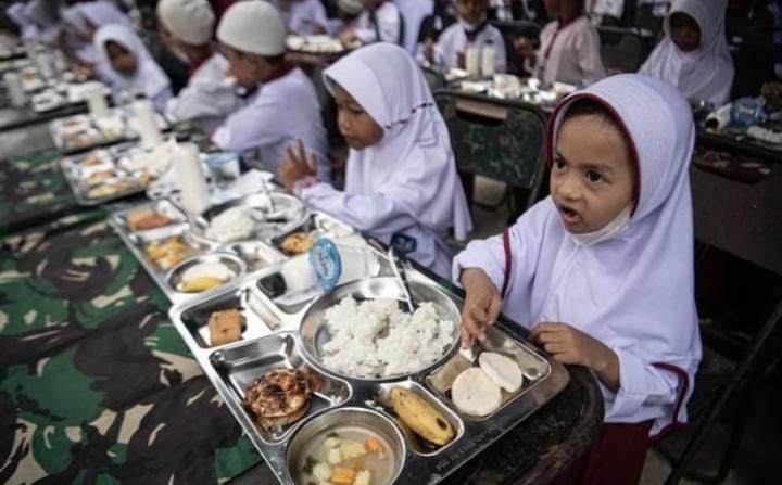 Indonesia akan segera menggelar program makan siang gratis untuk anak-anak yang telah digaungkan dengan program calon presiden (capres) nomor urut 2, Prabowo Subianto. Foto: Katadata.co.id