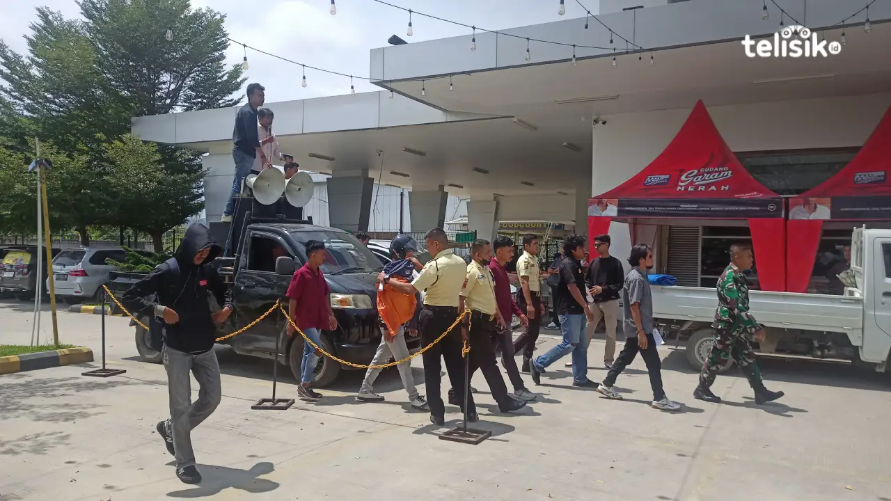 Suasana aksi unjuk rasa di Indogrosir Kendari. Foto: Ahmad Jaelani/Telisik