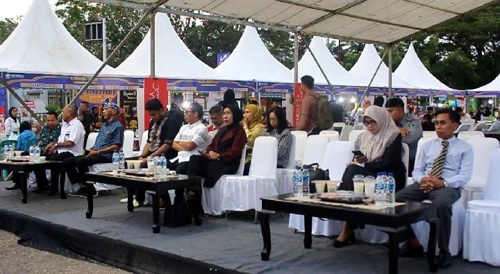 Ramadan Fair, yang diadakan di pelataran Tugu MTQ Kota Kendari, menjadi pusat perhatian masyarakat sekitar. Foto: Ist.