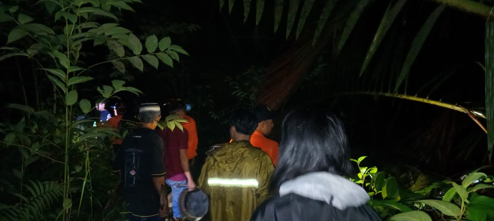 Proses pencarian Dedi Saputra yang dilakukan Tim SAR dibantu warga. Foto: Ist.