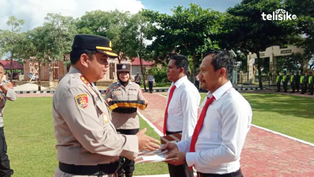 Kapores Muna, AKBP Mulkaifin memberikan penghargaan terhadap dua anggotanya yang berhasil mengungkap kasus pembunuhan. Foto: Sunaryo/Telisik