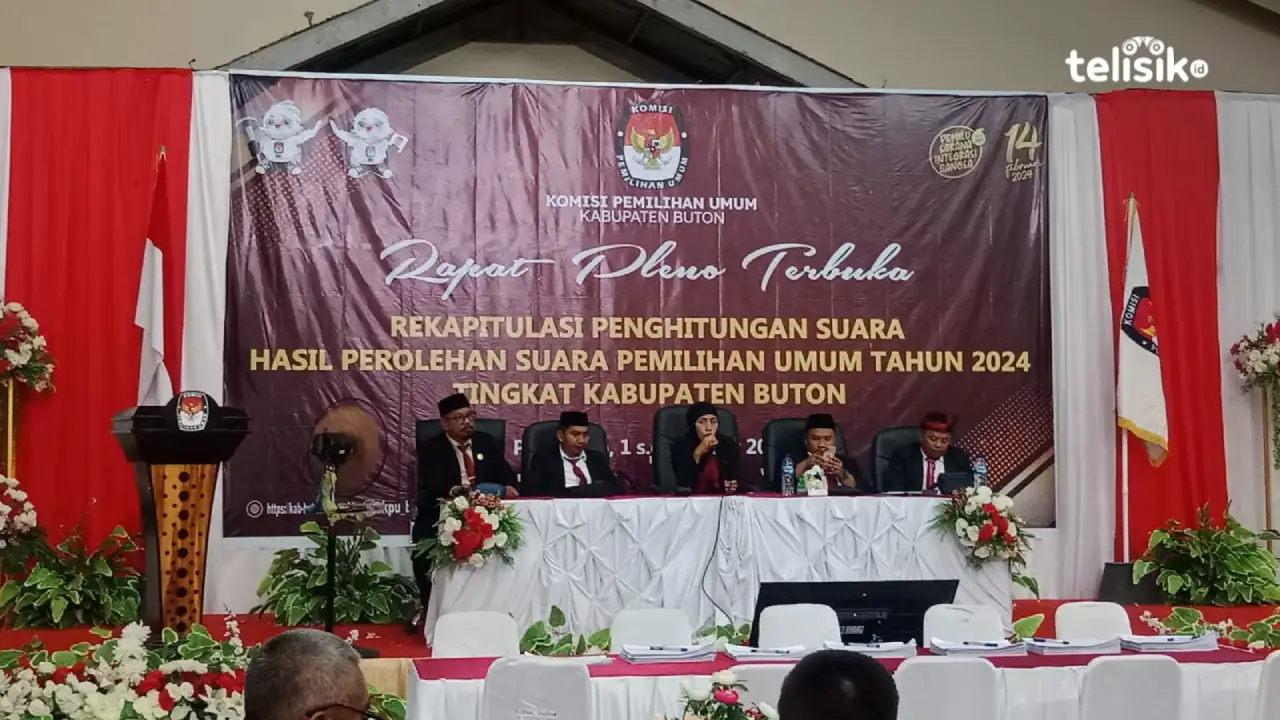 Ketua KPU Buton, Rahmatia saat hendak membacakan berita acara hasil rekapan perolehan suara Pemilu 2024 tingkat DPRD Kabupaten Buton. Foto: Febriyani/Telisik