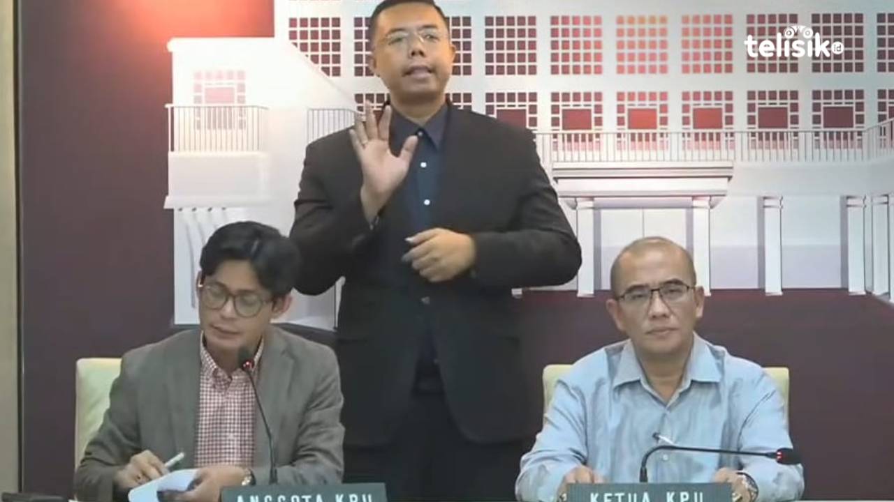 Ketua KPU RI, Hasyim Asy'ari (kanan), bersama anggota August Mellaz, menjelaskan penggunaan Sirekap kepada wartawan di Media Center KPU RI, Jakarta, Jumat (8/3/2024). Foto: Mustaqim/Telisik
