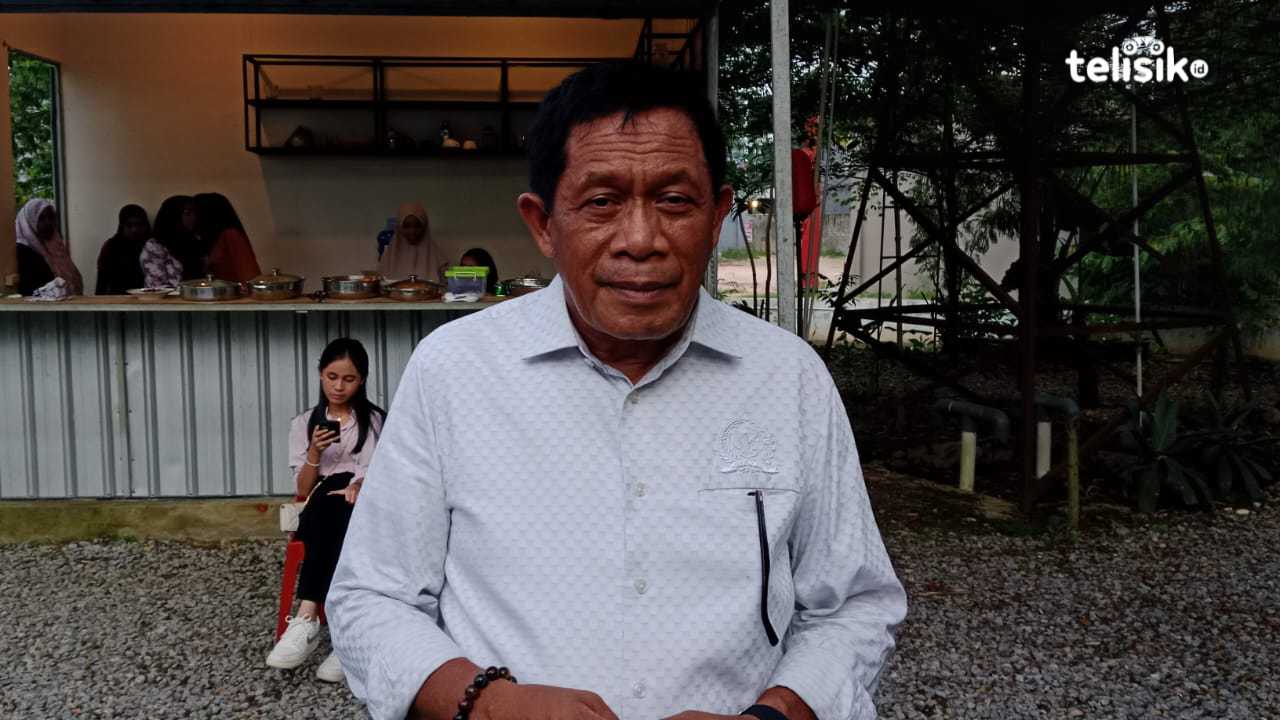 Anggota Komisi II DPR RI, Hugua saat memberikan penjelasan terkait nasib honorer dengan masa pengabdian di atas 5 tahun. Foto: Munarfa/Telisik