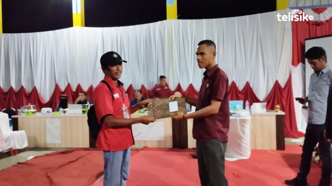 Penyerahan hasil rekapitulasi ke saksi PDIP sebagai partai terbanyak peroleh suara di Muna Barat. Foto: Putri Wulandari/Telisik