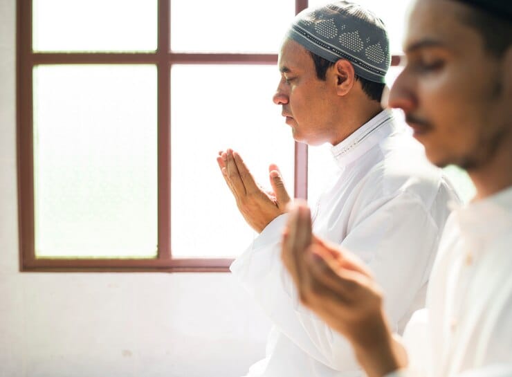 Pelaksanaan itikaf dilakukan pada 10 hari terakhir bulan Ramadan. Foto: Repro Freepik/rawpixel.com
