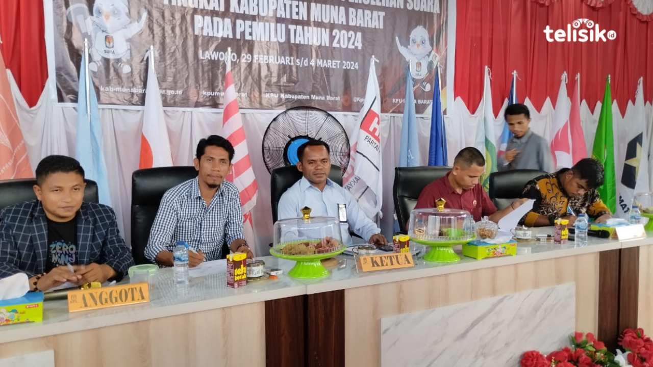 Proses pleno hasil rekapitulasi yang dipimpin langsung oleh ketua KPU Muna Barat. Foto: Putri Wulandari/Telisik