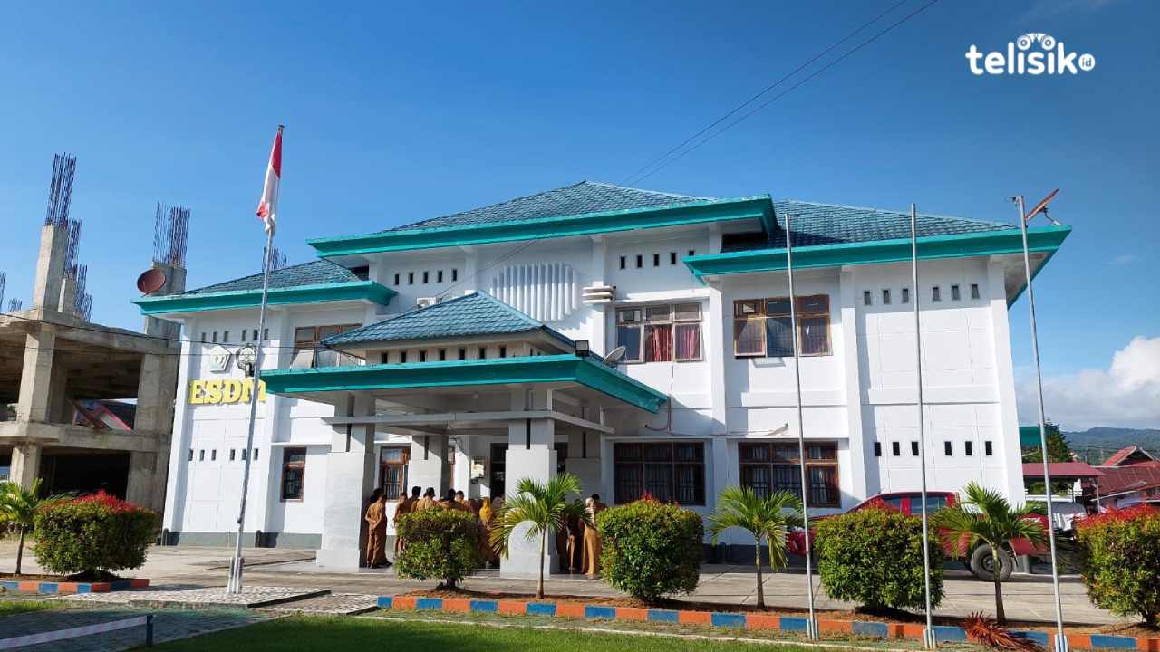 Kantor Dinas ESDM Sultra, terlihat para pegawai sedang melaksanakan Apel Pulang depan kantor pasca penggeledaham Tim Pidsus Kejari Kota Kendari. Riksan Jaya/Telisik