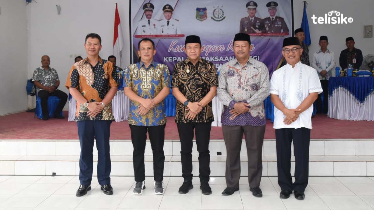 Kepala Kejati Sulawesi Tenggara dan Kepala Kejari Konawe saat melakukan kunjungan kerja di Kabupaten Konawe Kepulauan. Foto: Lukman Nul Hakim/Telisik