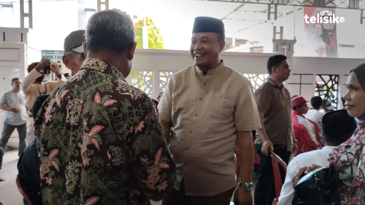 Bakal Calon Bupati Muna, LM Rajiun Tumada saat menyapa masyarakat dalam kegiatan buka puasa bersama di kediamannya, Selasa (26/3/2024). Foto: Putri Wulandari/Telisik
