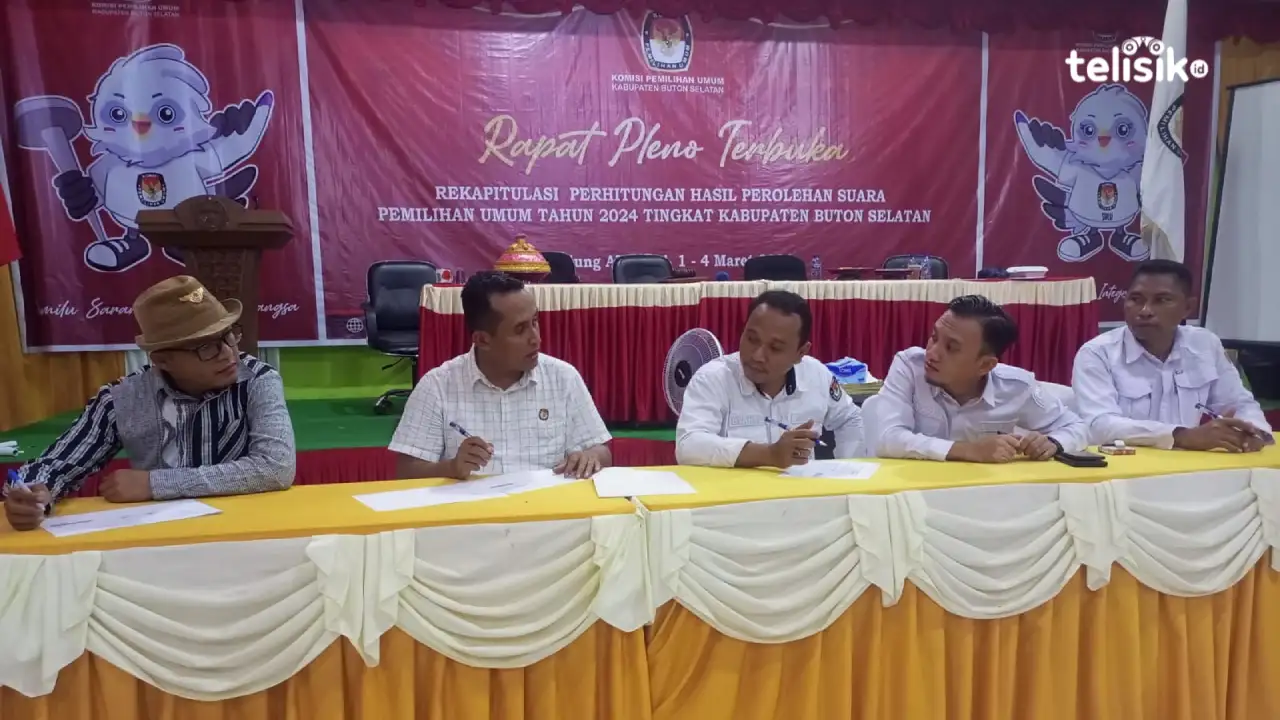 Penandatanganan berita acara hasil pleno Oleh Ketua KPU Buton Selatan beserta jajarannya. Foto: Ali Iskandar Majid/Telisik
