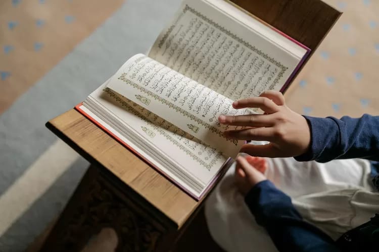 Memperbanyak membaca dan mempelajari Al-Qur'an adalah salah satu persiapan menyambut datangnya Ramadan. Foto: Repro Adatah.com