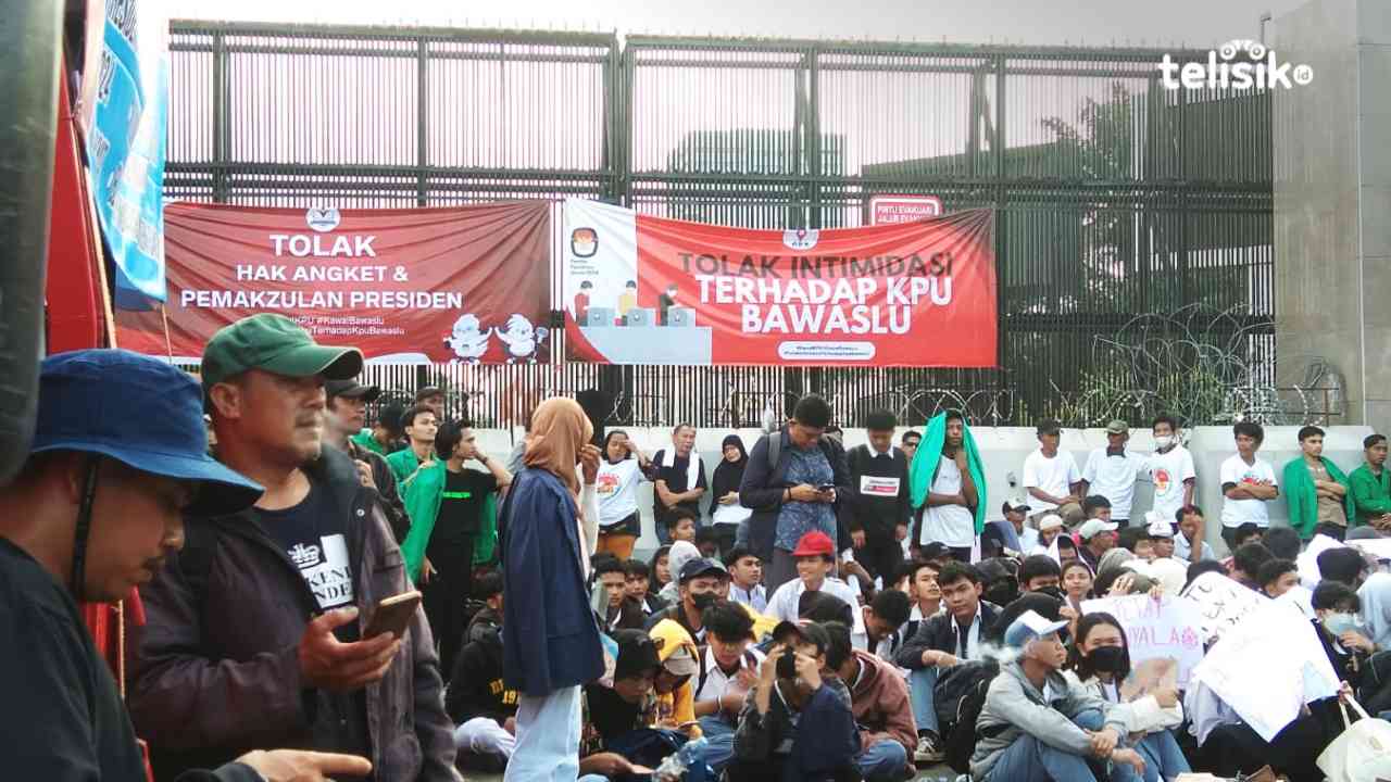 Massa tandingan yang sebagian di antaranya adalah pelajar SMA, menyatakan menolak hak angket saat demo di depan gerbang gedung DPR/MPR RI, Jakarta, Jumat (1/3/2024). Foto:  Mustaqim/Telisik