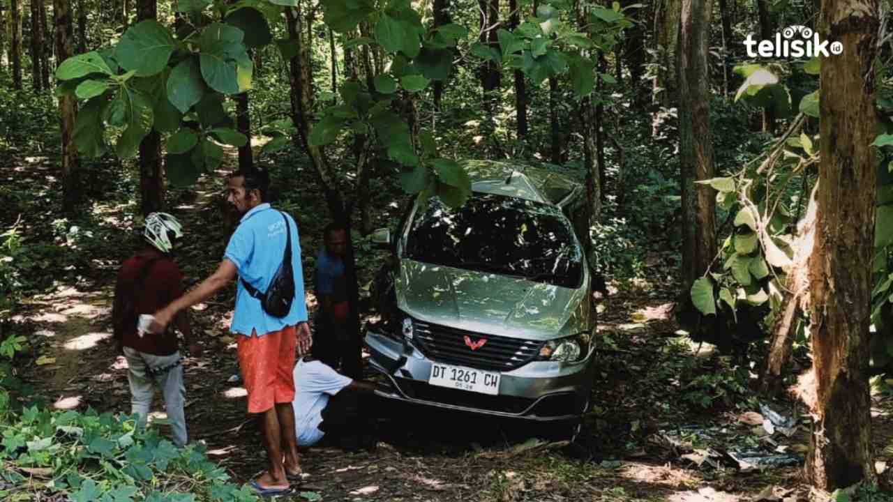 Mobil Wuling Silver Yang terjun bebas di Jalan Poros Batauga, Buton Selatan. Foto: Ali Iskandar Majid/Telisik