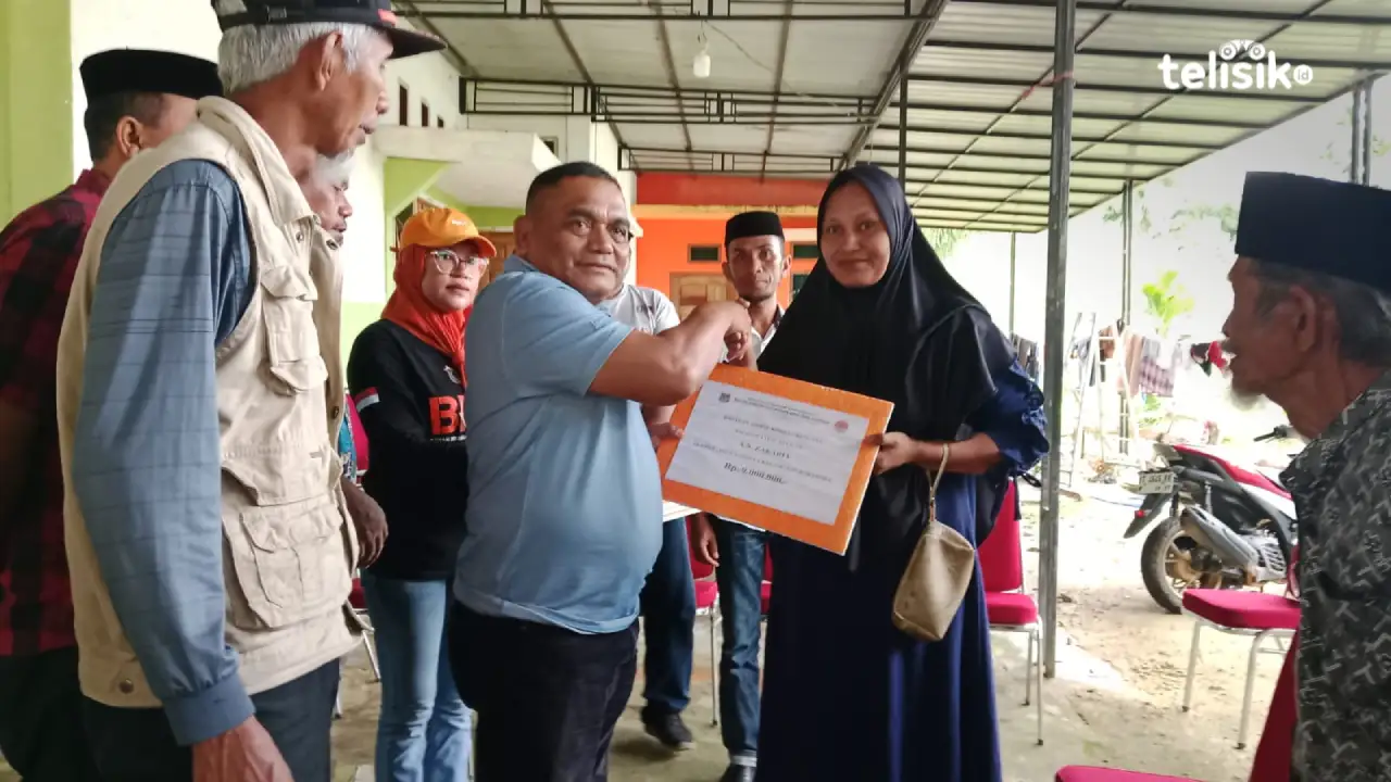 Penyerahan bantuan bagi masyarakat yang terkena bencana alam. Foto: Putri Wulandari/Telisik